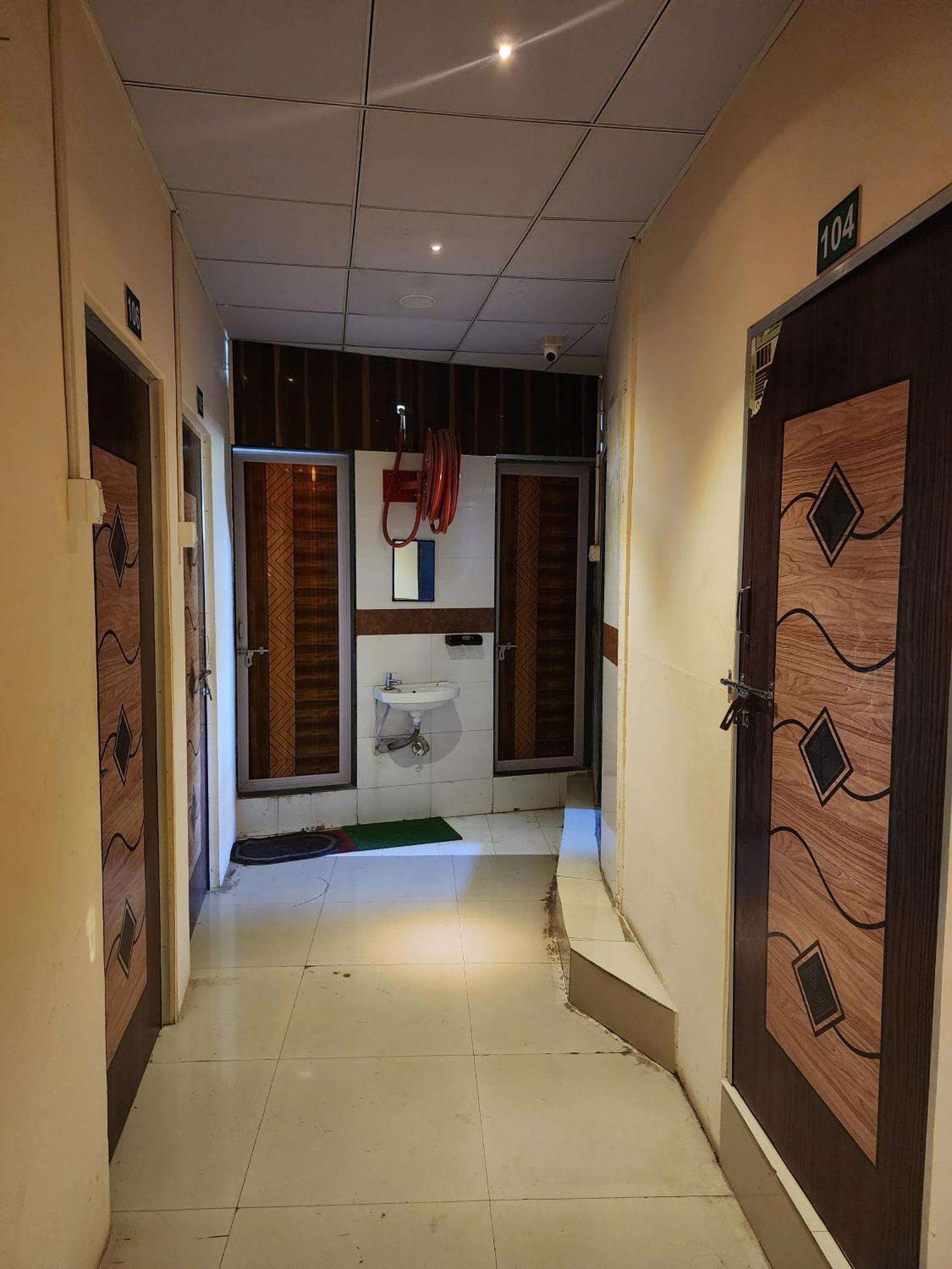 Hotel Diamond Ac Dormitory And Guest House Surat Zewnętrze zdjęcie