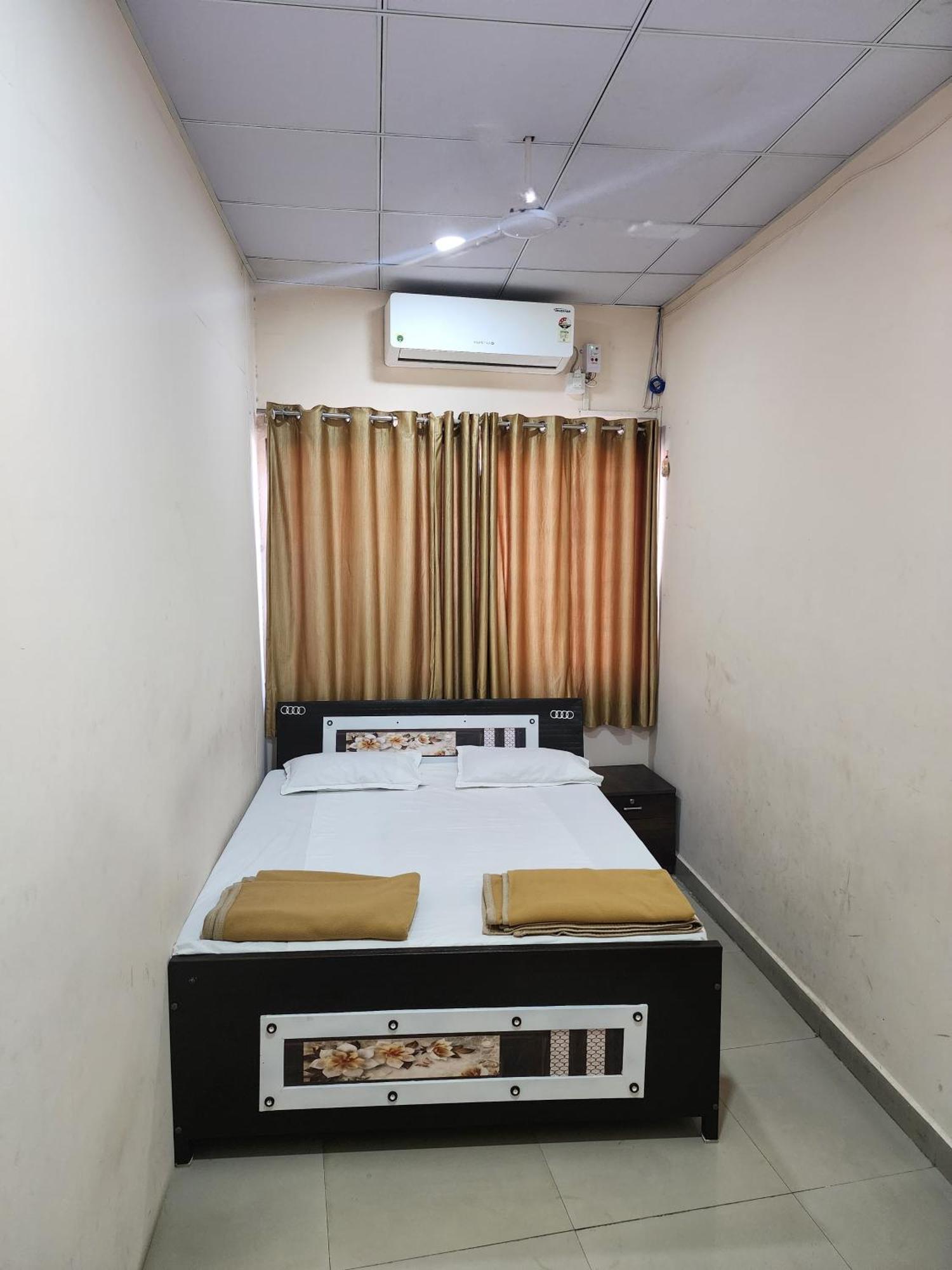 Hotel Diamond Ac Dormitory And Guest House Surat Zewnętrze zdjęcie