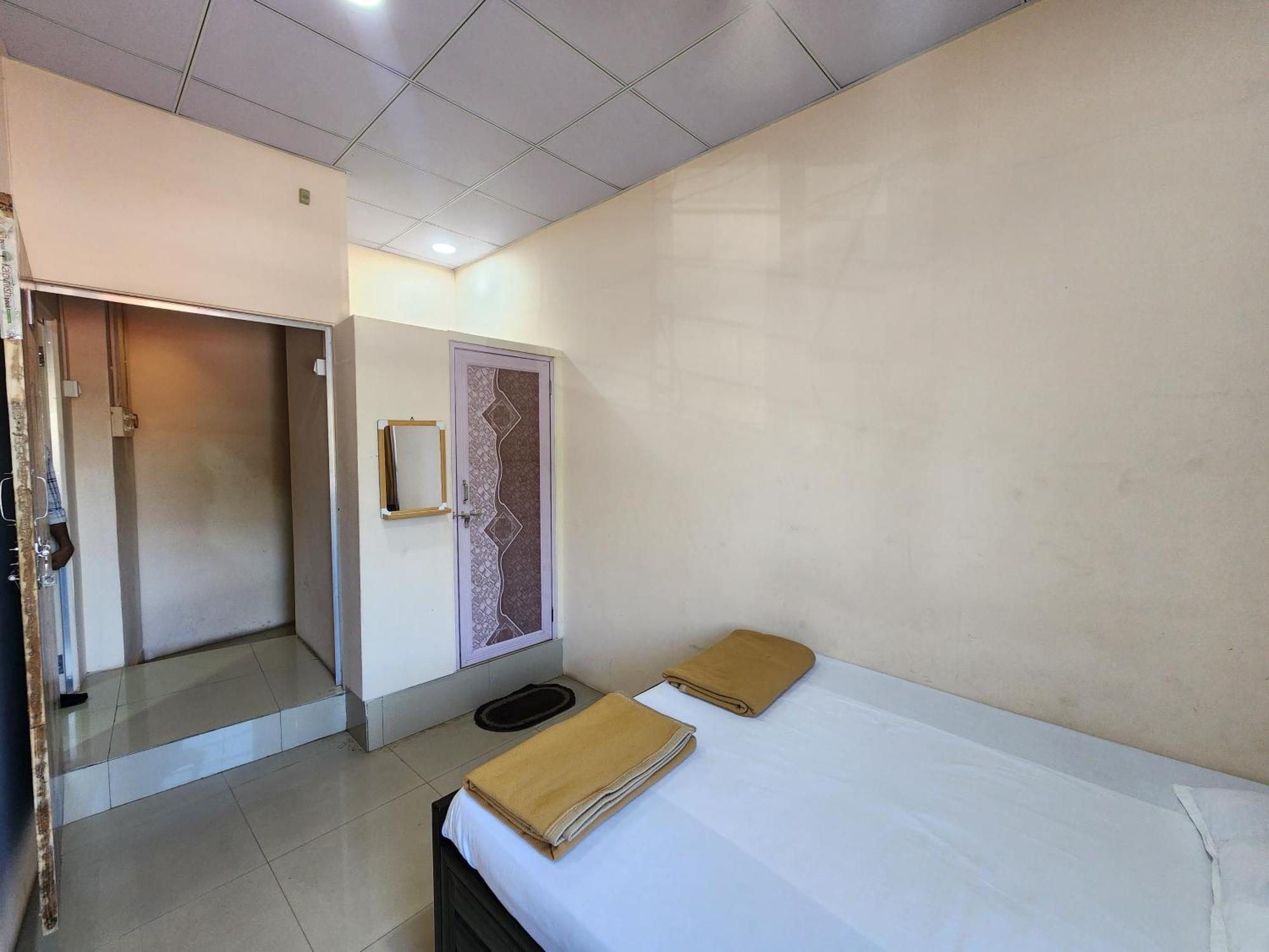 Hotel Diamond Ac Dormitory And Guest House Surat Zewnętrze zdjęcie