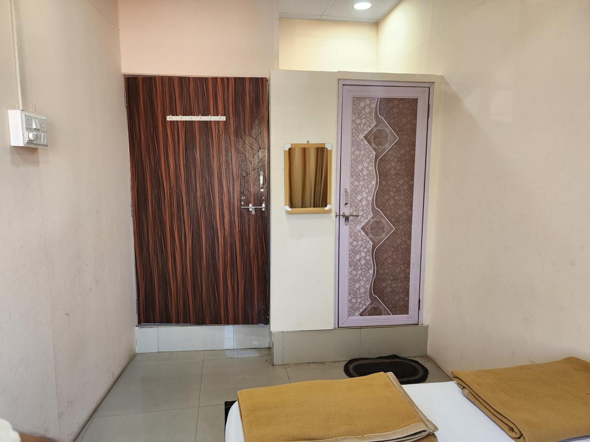 Hotel Diamond Ac Dormitory And Guest House Surat Zewnętrze zdjęcie